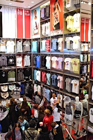 優(yōu)衣庫閃耀柏林 日本快時尚巨頭德國旗艦店盛大開業(yè)，為歐洲時尚市場注入新活力