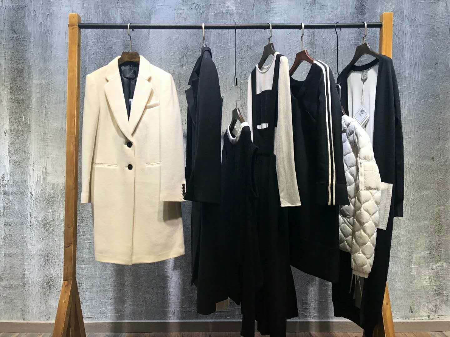 女裝店鋪陳列藝術(shù) 巧思陳列，點亮服飾獨特魅力